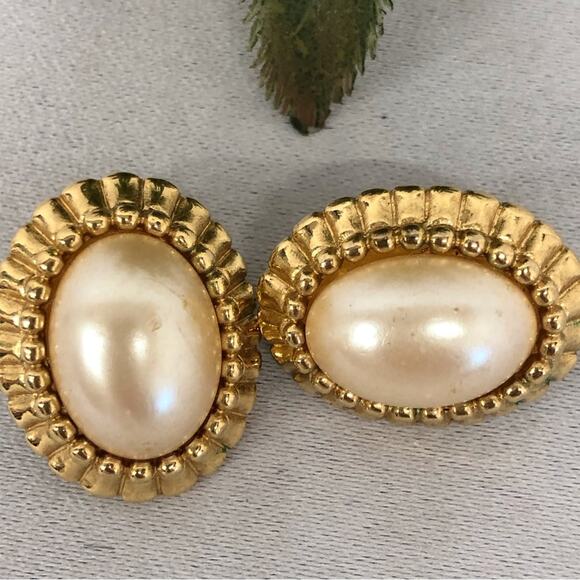 Vintage 1980s Monet Pearlescent Oval Gold Tone Clip On Earrings Signature Stamp - Picture 10 of 16